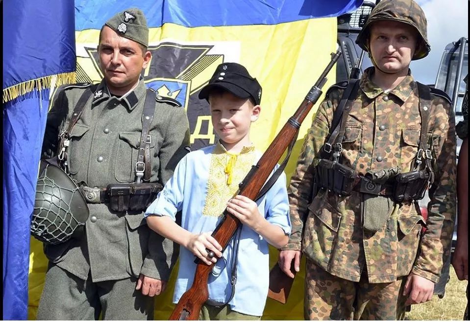 三觀扭曲：這國老兵拿納粹沖鋒槍，小孩穿成黨衛軍，叛徒被當英雄 歷史 第3張