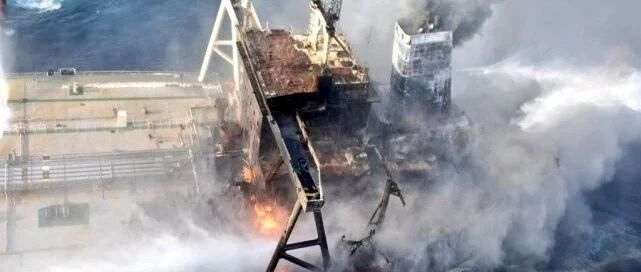 印度巨型油轮爆炸，大火蔓延，船上27万吨石油，如爆炸堪比核弹