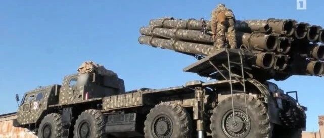 战斗再次打响！阿军集束炸弹猛攻，亚美尼亚用旋风火箭炮轰炸电厂