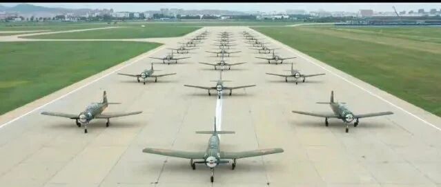 大象漫步！空军某部拜年，拉出数十架初教6，歼20看了也得低头