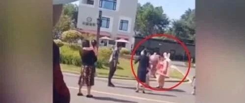 女子穿日本和服，军事重地偷拍军舰！