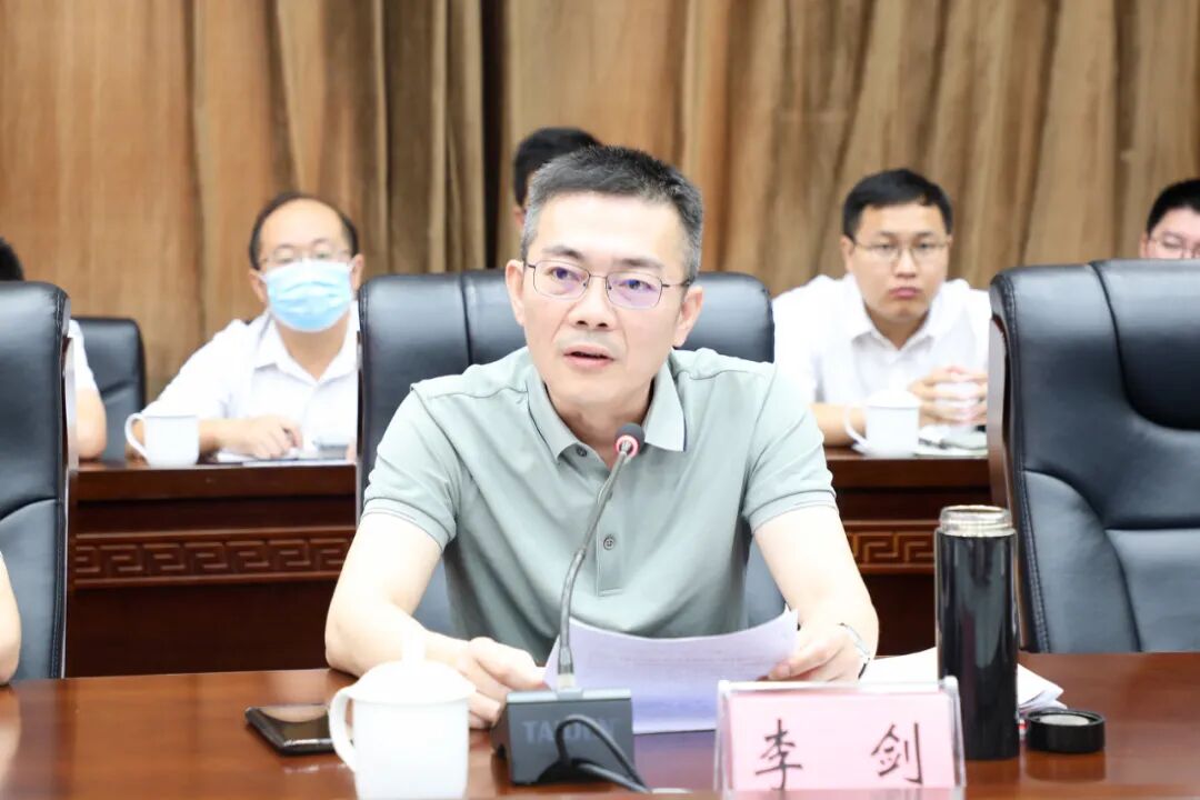 市市场监督管理局党委委员,副局长李剑率市安委会第四巡查组来到湘东