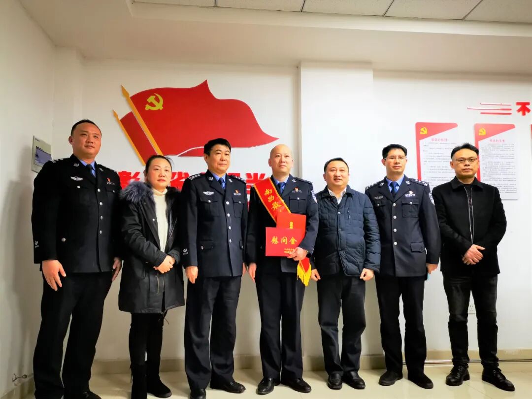 青云谱区领导走访慰问辖区南昌市最美退役军人并颁发证书