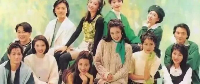 今晚同学聚会，身材保持最好的是她俩