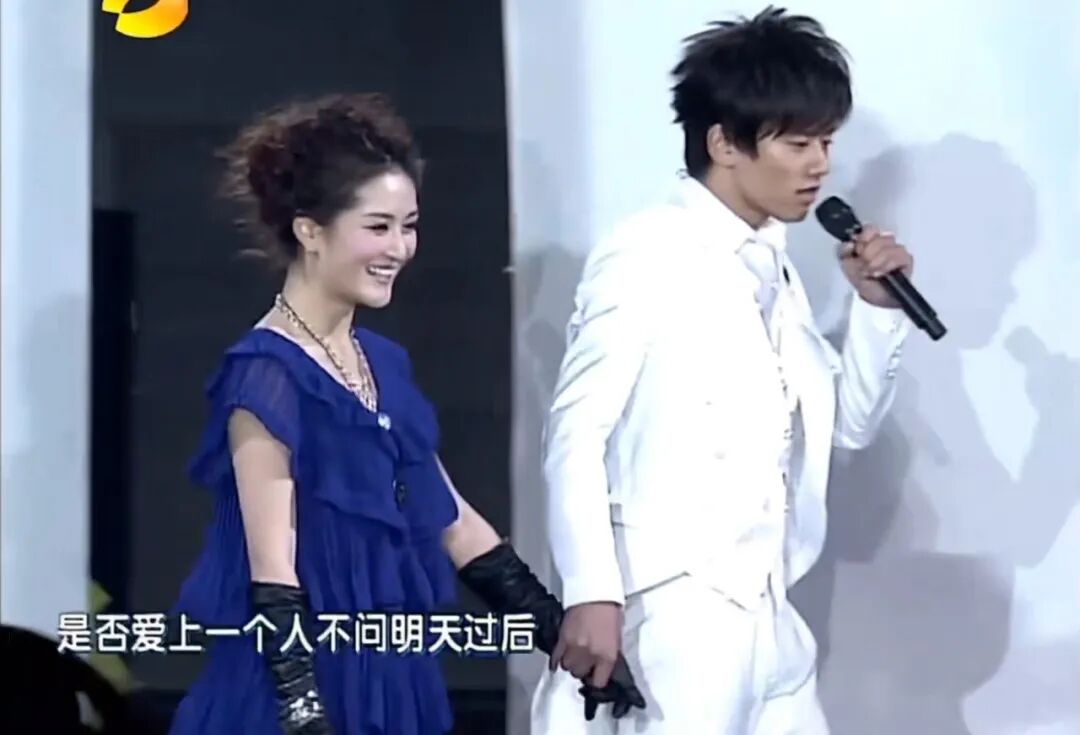 张杰牵着谢娜的手,演唱了一首《明天过后》.