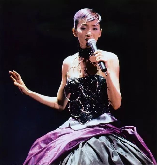 教王菲廣東話、帶謝霆鋒唱歌……這個香港樂壇吸血鬼，為何死後萬人景仰？ 娛樂 第6張