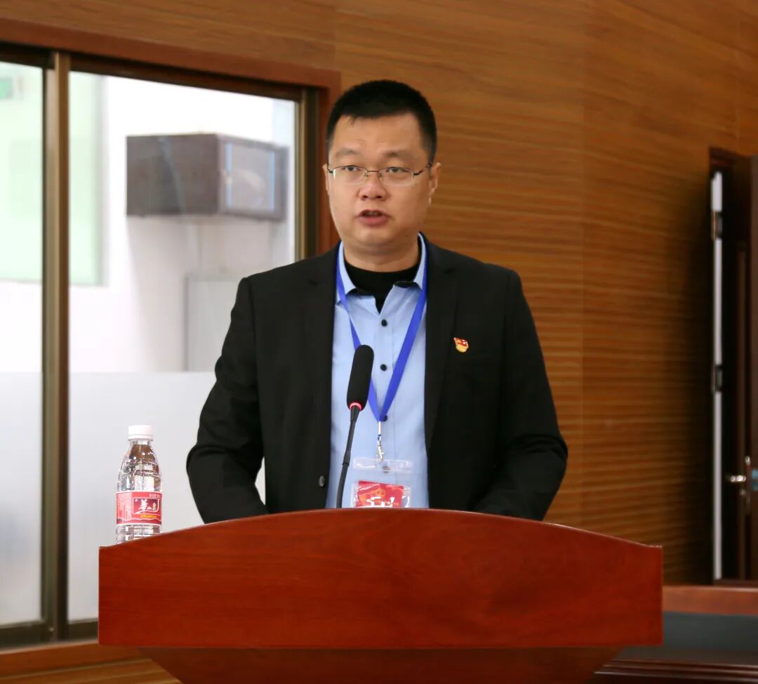 镇党委副书记,镇长吕国新同志代表镇人民政府作《龙口镇政府工作报告