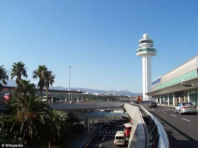 中国旅行团在韩国机场满地乱丢垃圾,大厅一片狼藉!