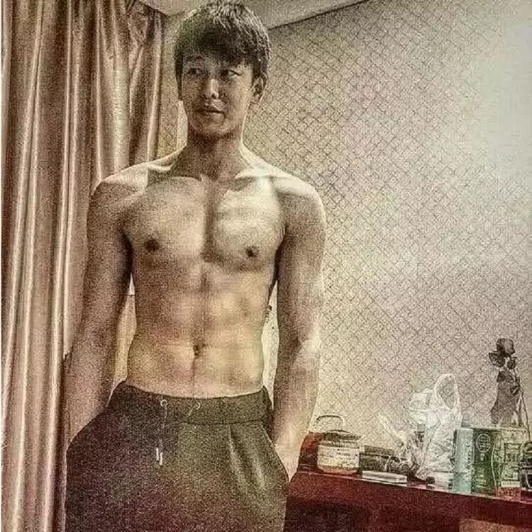 不用揉眼睛了这真的是曾经的彭昱畅一个腹肌boy我不会告诉你想当年我是因