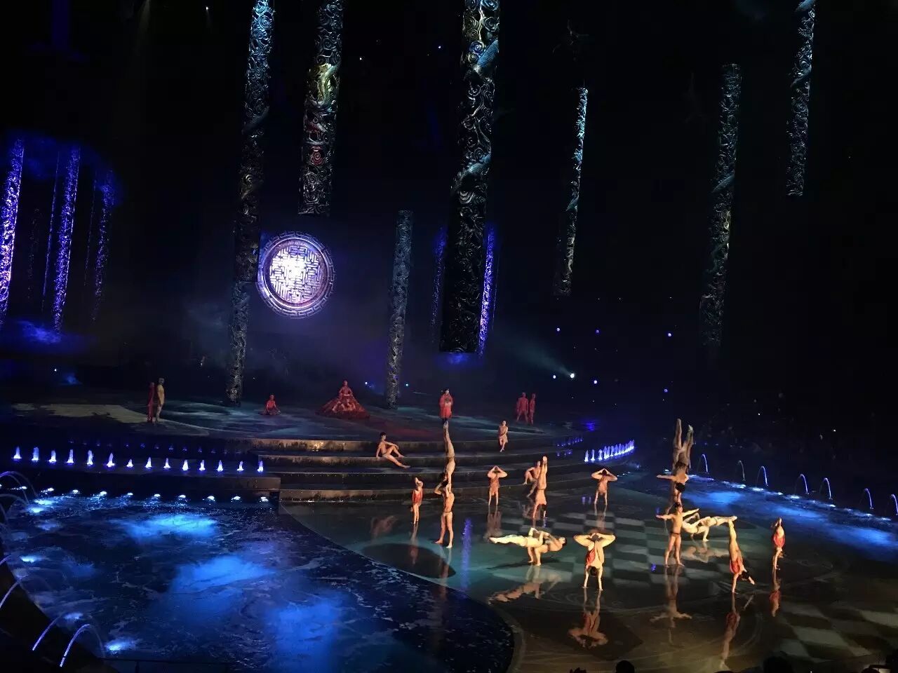 揉合了舞台剧,杂技,水上芭蕾,跳水等,多种表演形式的汉秀,为这个元宵