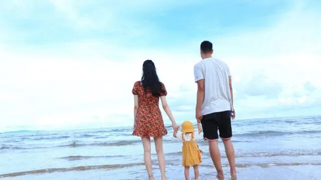 夫妻領(lǐng)養(yǎng)孩子后，發(fā)現(xiàn)孩子越長(zhǎng)越像妻子，親子鑒定后兩人轉(zhuǎn)悲為喜