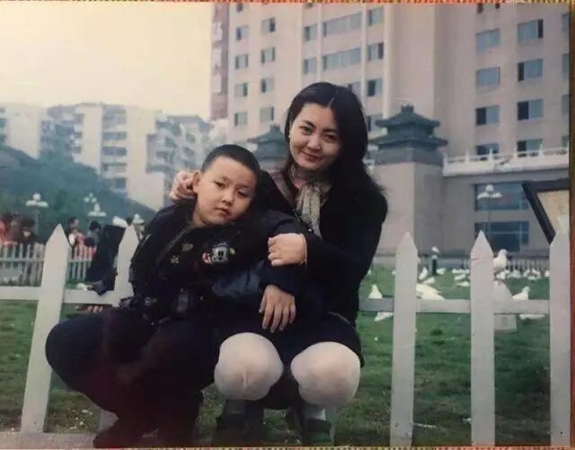 亲子鉴定医院停电，女子养大别人儿子，23年后陌生人：我才是亲子