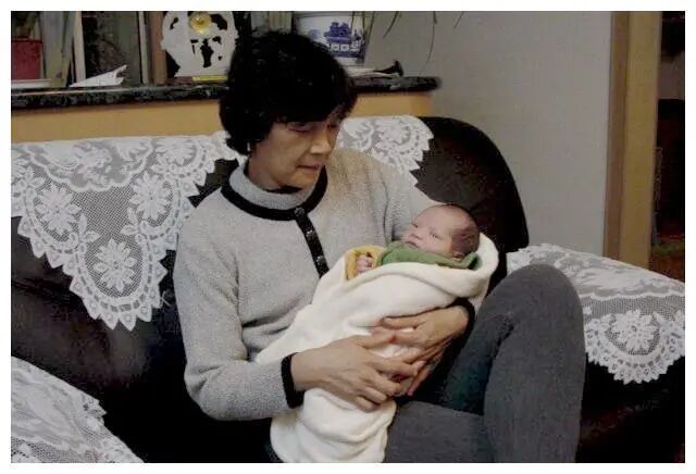 姑娘生下一男孩,越长越像外国人,<a style='border-bottom:1px dashed #F00;color:#6dacac;cursor:pointer;' href='http://wenda.szdna.cn/tag/qinzijianding.html'>亲子鉴定</a>结果老公蒙了