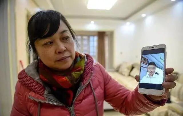 亲子鉴定医院停电，女子养大别人儿子，23年后陌生人：我才是亲子