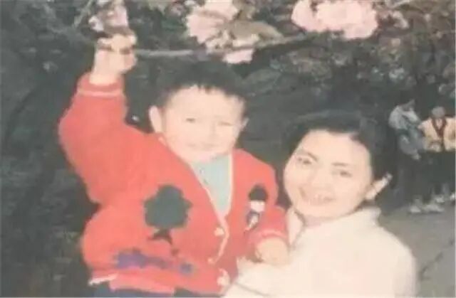 亲子鉴定医院停电，女子养大别人儿子，23年后陌生人：我才是亲子