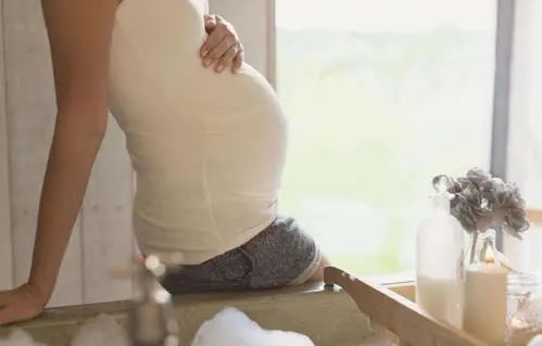 腹中胎儿多大可以做亲子鉴定？看着里！