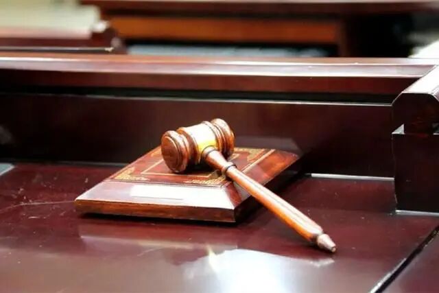 了此案。何笙因犯强奸罪，被判处有期徒刑十年，并处精神赔偿金七万元。