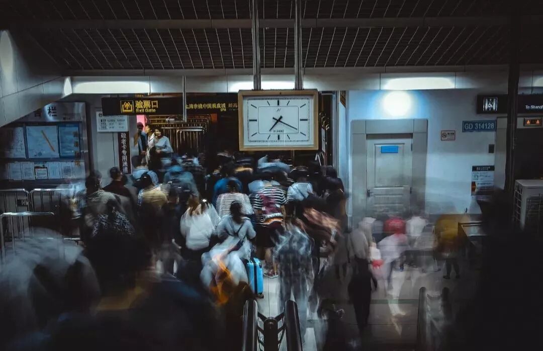 金融民工漂流记：挤地铁的陆家嘴金融男