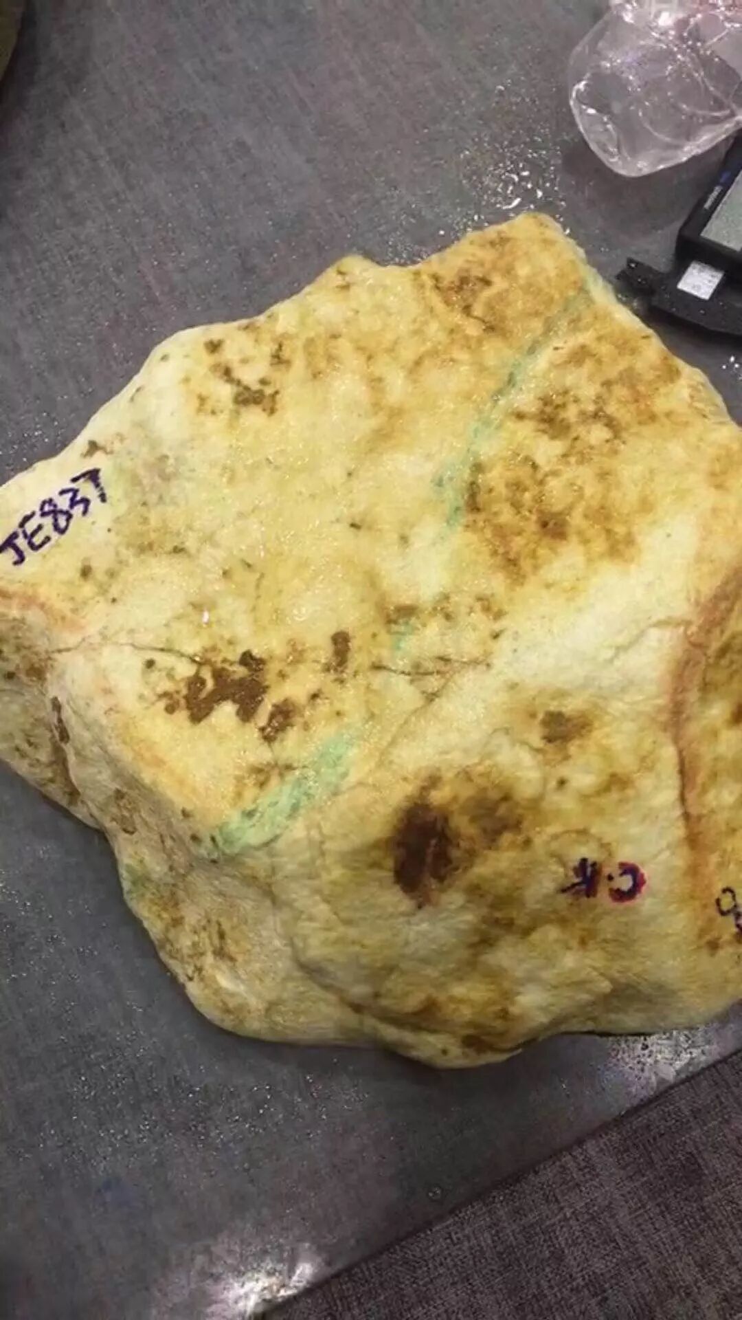 赌石因一条色带重金买下，一刀落下切出阳绿镯子，让人心潮澎湃！