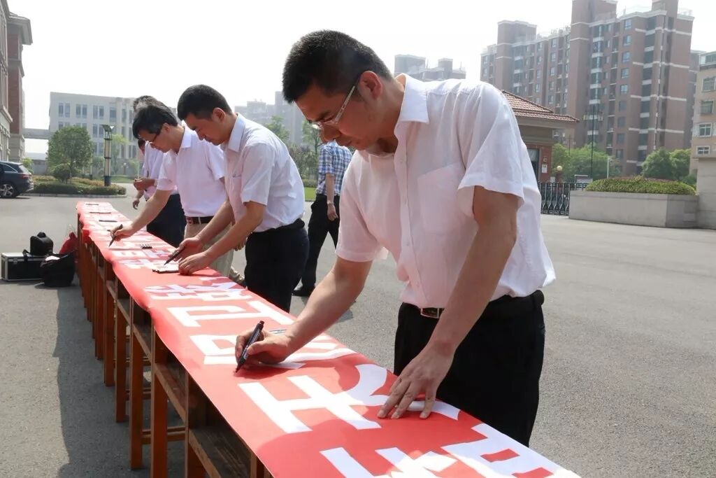 泰州市高港区百名小记者变身“环保小卫士”