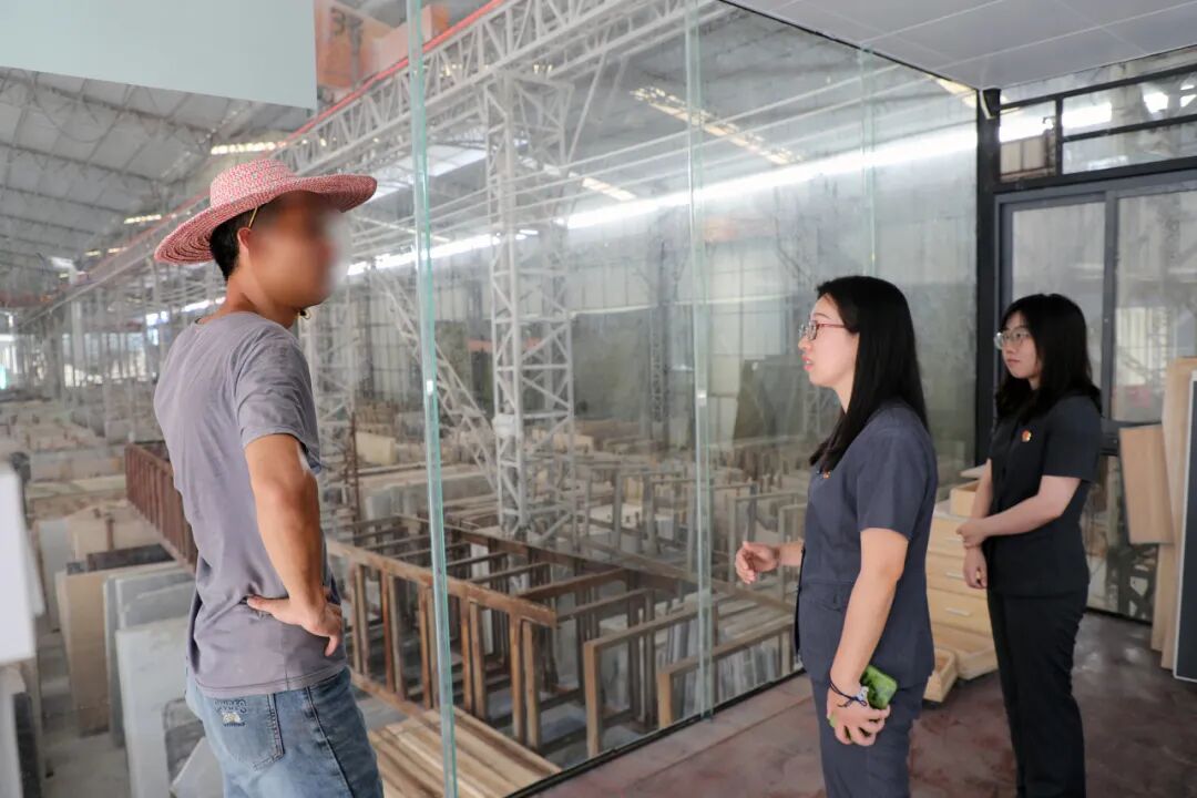 法官到案涉石材厂进行回访