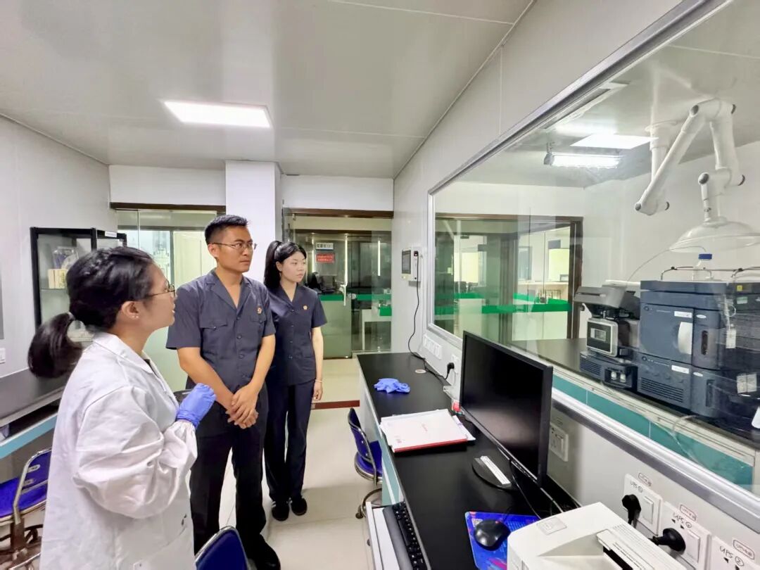 法官在药检所液质室实地查看药品液质环境下的参数构成