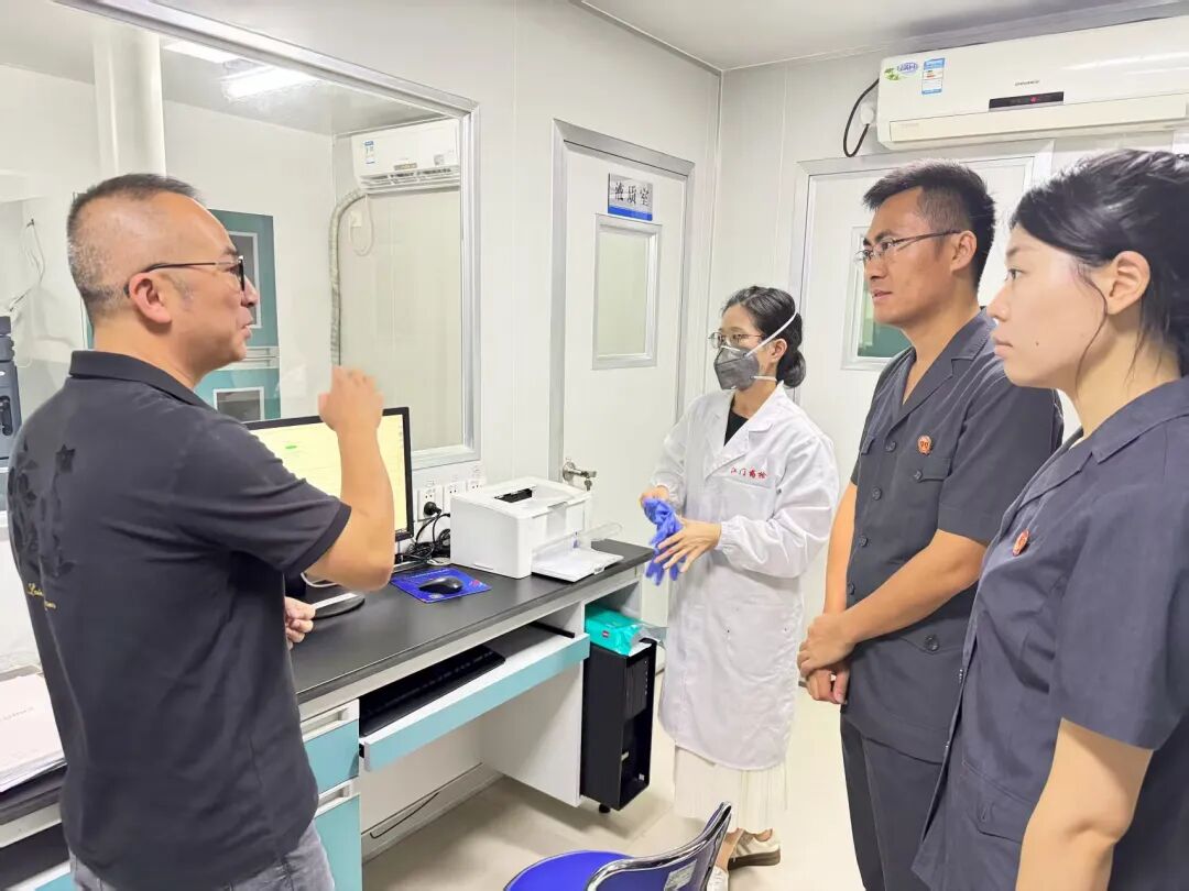 技术调查官向法官介绍实验规范性、数据真实性、工艺合规性等药品研发全流程场景