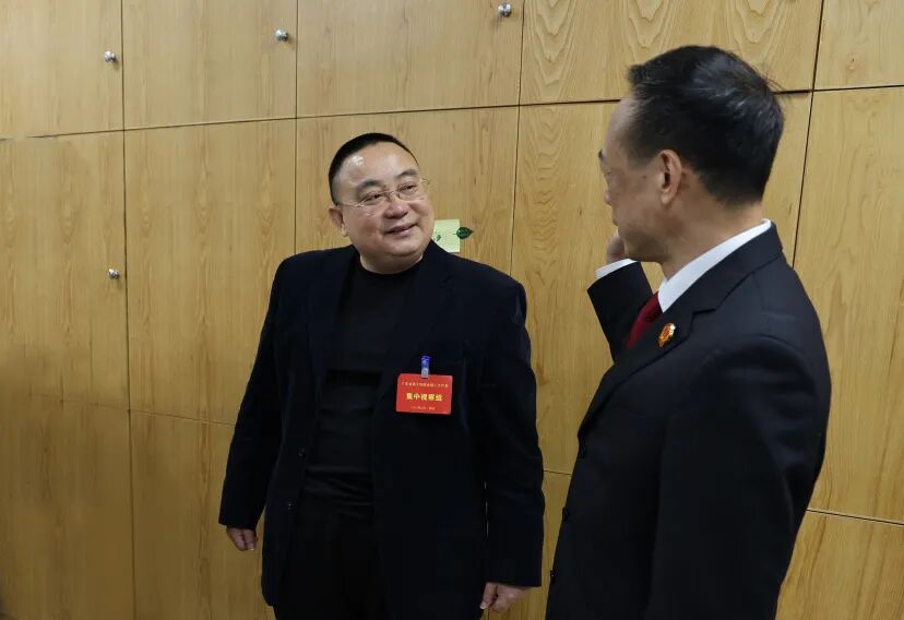 全国人大代表李积回（左）参观江城法院诉讼服务中心