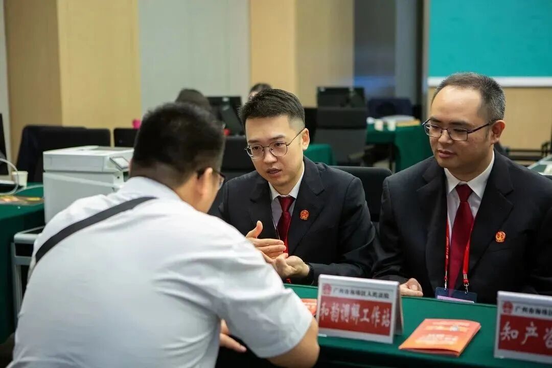 法官在现场接受参展商法律咨询。摄影：陈建忠