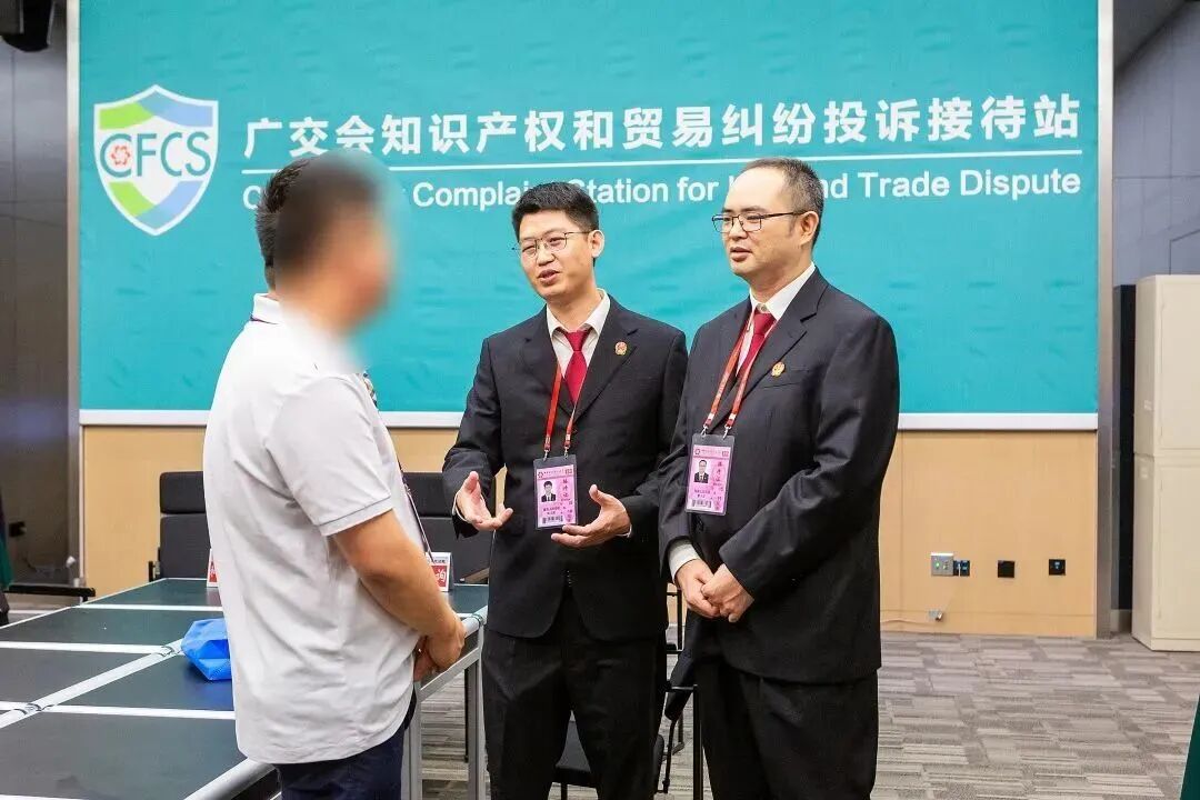 法官在现场调解知识产权纠纷。摄影：陈建忠