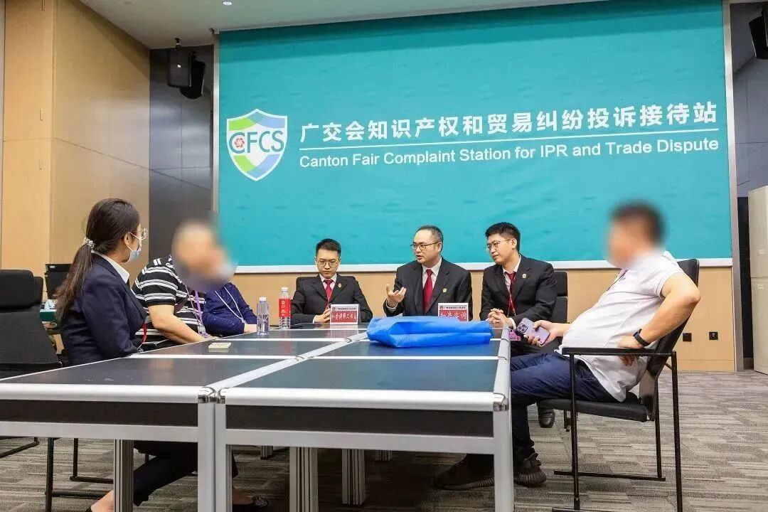 法官在现场调解知识产权纠纷。摄影：陈建忠