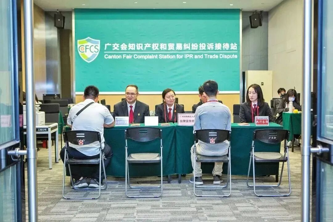 法官在现场接受参展商法律咨询。摄影：陈建忠