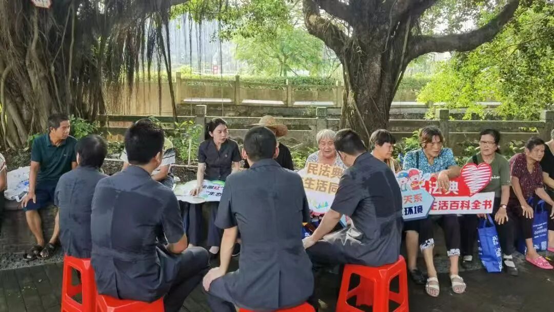 法官在大榕树下为村民们普法