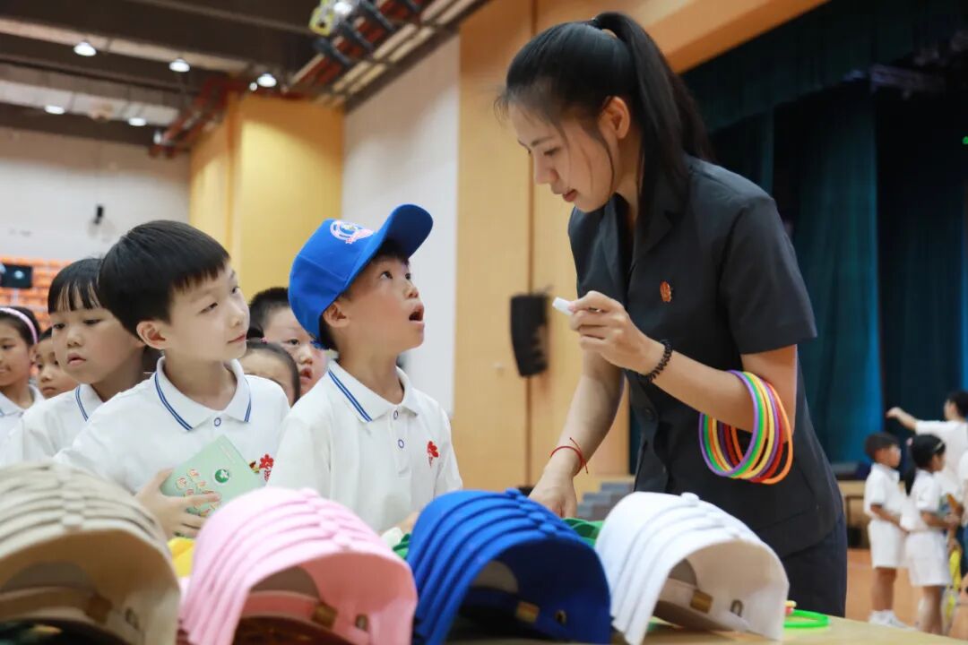 法院干警在石岐中心小学开展普法宣传