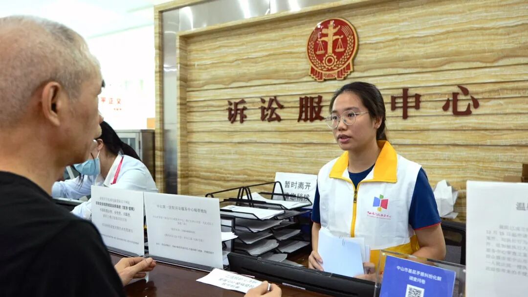 “粤港澳青少年法治志愿服务者”为当事人提供导诉服务