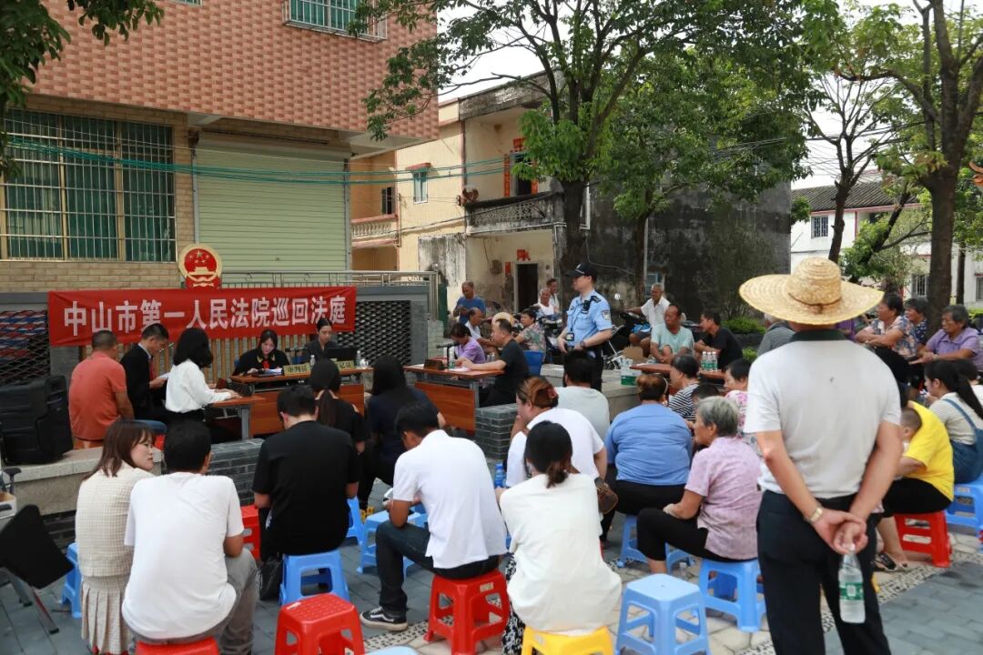 法官在疍家文化和咸水歌发源地的原生态渔村新合村开庭和普法