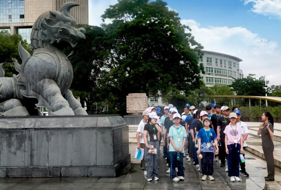法院工作人员带领香港学生参观法治文化广场