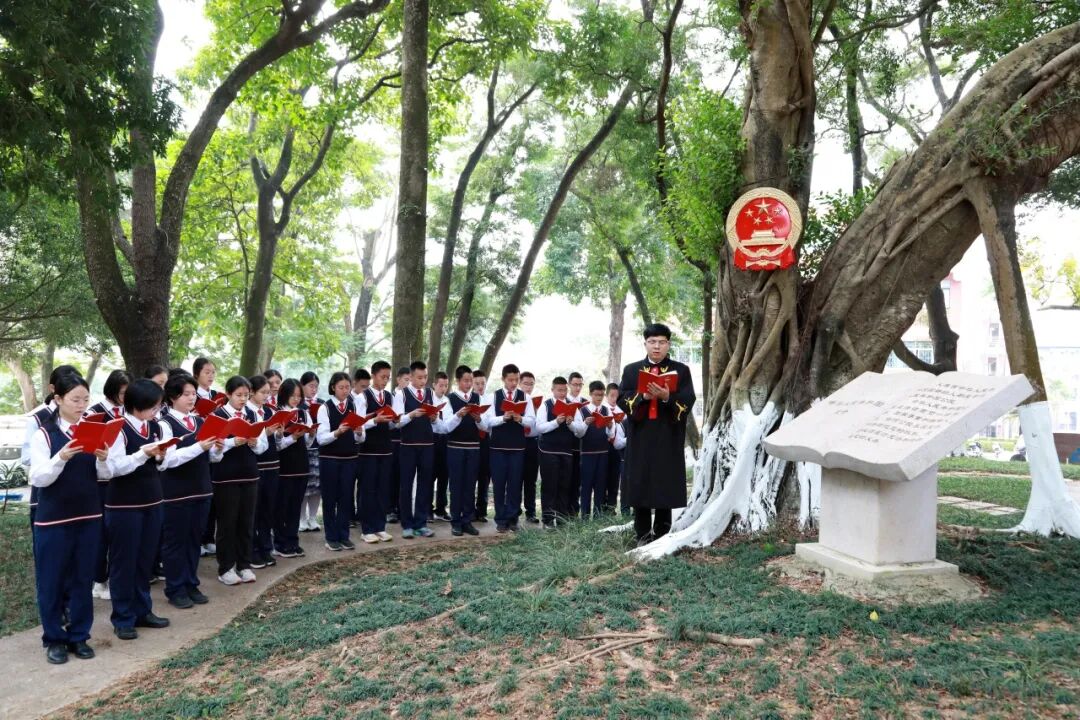 学生们和法官一同在国徽下诵读宪法