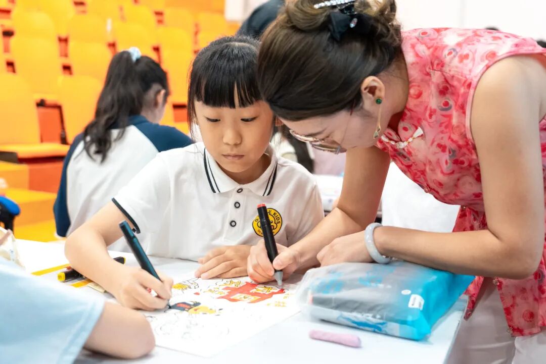 孩子与家长创作法治漫画