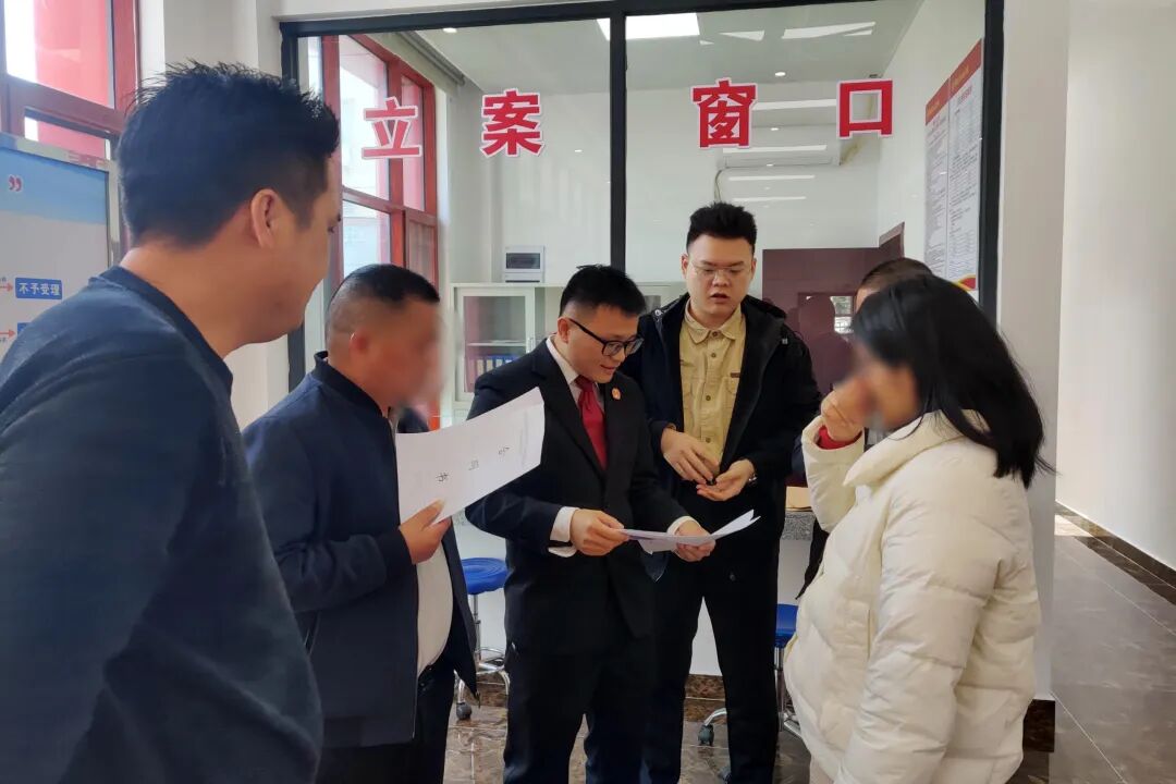 法官向各村委了解案件情况