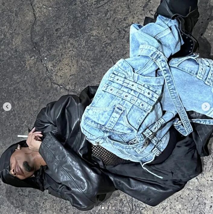 巴黎世家黑色袜子图片_黑色袜子长什么样_黑色袜子发白怎么办