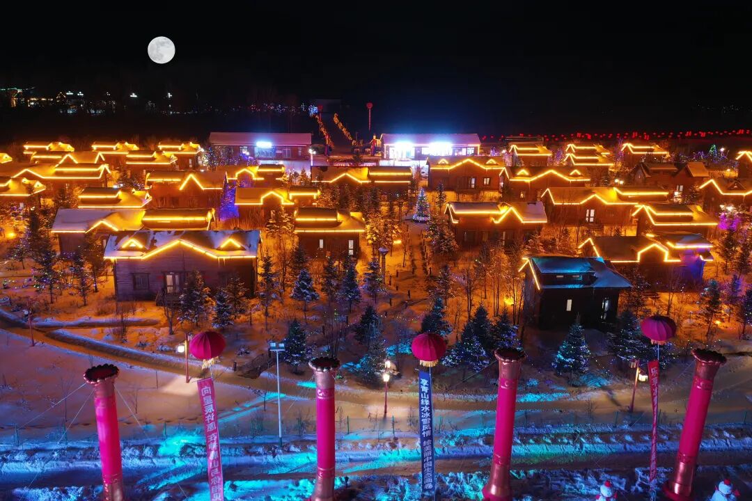 小江豚勇闯冰雪童话世界老白山雪村开启宠且新模式