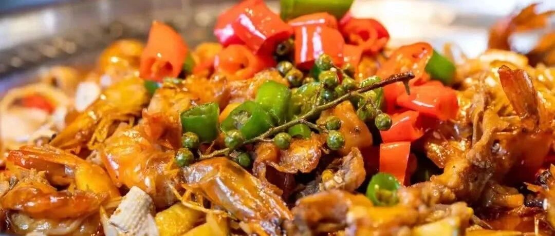 大虾最好吃的做法，一口沦陷的鲜虾鸡爪煲，鲜香脱骨！