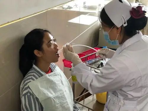 【特色技术一】间歇性经口胃管