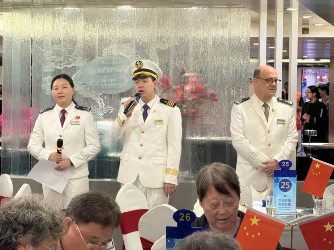 第四天晚上 船长晚宴 (2).JPG
