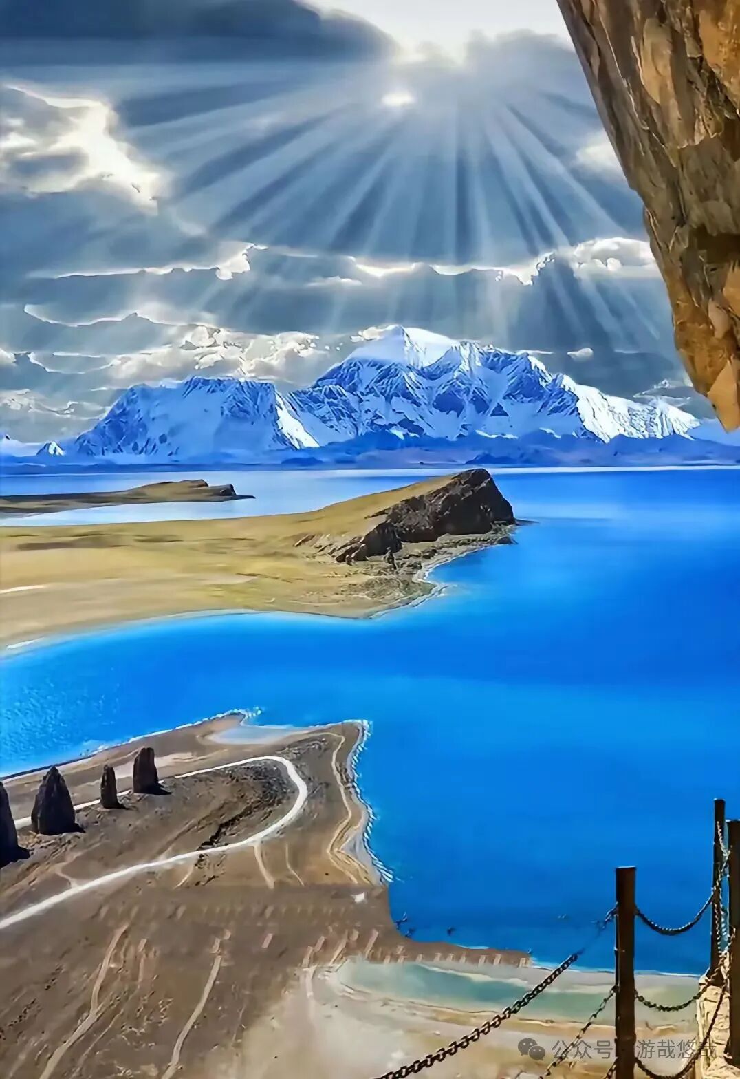 湖水的颜色多变,有时呈现出深邃的蓝色,有时又变得清澈而透明.