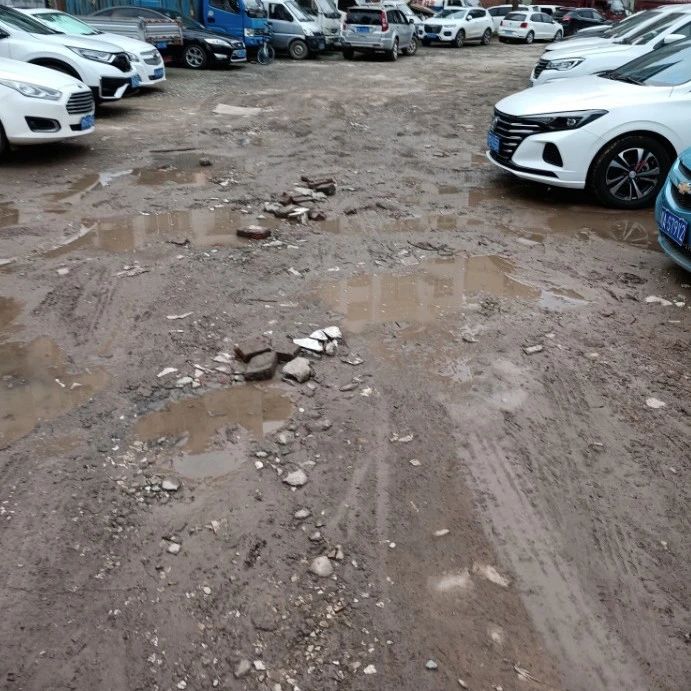 安岳普州桥头土泥巴停车场影响环境卫生...