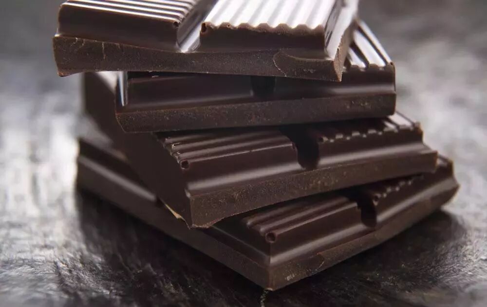 巧克力含大量的可可碱,会让食道括约肌放松,胃酸容易反流进食道.