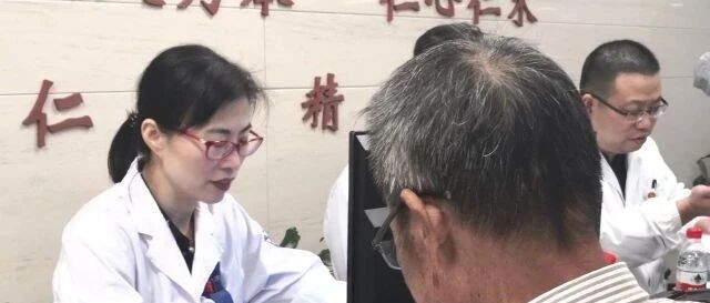 30岁美女职员吃蔬菜都要过清水，走路竟成“凌波微步”！为减肥长期吃素，当心伤了脊髓和神经