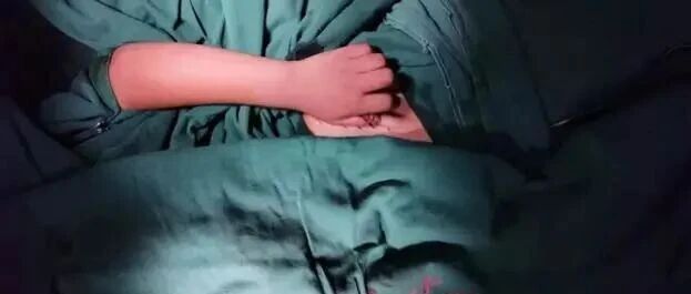 一阵风吹过,浙江5岁女娃的手指断了!这事是许多人的童年阴影,母亲的应急措施连医生都点赞